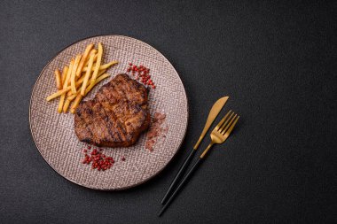 Et, biftek, ızgarada pişirilmiş sığır filetosu. Tasarımın için yemek arkaplanı olarak sulu biftek.