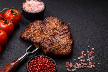 Et, biftek, ızgarada pişirilmiş sığır filetosu. Tasarımın için yemek arkaplanı olarak sulu biftek.