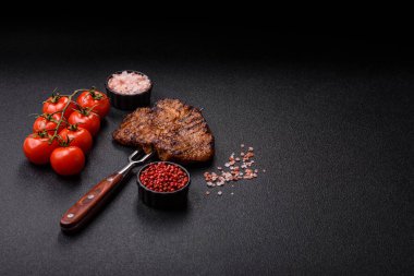 Et, biftek, ızgarada pişirilmiş sığır filetosu. Tasarımın için yemek arkaplanı olarak sulu biftek.