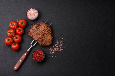 Et, biftek, ızgarada pişirilmiş sığır filetosu. Tasarımın için yemek arkaplanı olarak sulu biftek.