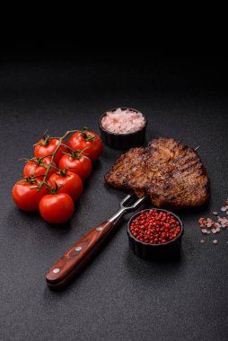 Et, biftek, ızgarada pişirilmiş sığır filetosu. Tasarımın için yemek arkaplanı olarak sulu biftek.