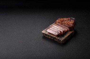 Et, biftek, ızgarada pişirilmiş sığır filetosu. Tasarımın için yemek arkaplanı olarak sulu biftek.