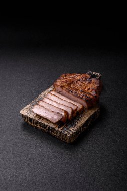 Et, biftek, ızgarada pişirilmiş sığır filetosu. Tasarımın için yemek arkaplanı olarak sulu biftek.