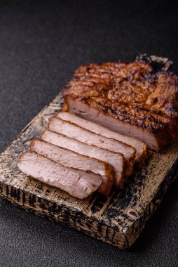 Et, biftek, ızgarada pişirilmiş sığır filetosu. Tasarımın için yemek arkaplanı olarak sulu biftek.