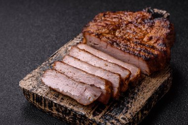 Et, biftek, ızgarada pişirilmiş sığır filetosu. Tasarımın için yemek arkaplanı olarak sulu biftek.