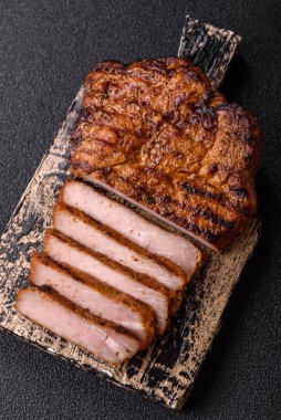 Et, biftek, ızgarada pişirilmiş sığır filetosu. Tasarımın için yemek arkaplanı olarak sulu biftek.