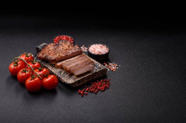 Et, biftek, ızgarada pişirilmiş sığır filetosu. Tasarımın için yemek arkaplanı olarak sulu biftek.