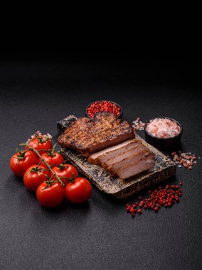 Et, biftek, ızgarada pişirilmiş sığır filetosu. Tasarımın için yemek arkaplanı olarak sulu biftek.