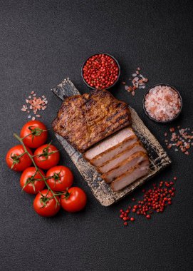 Et, biftek, ızgarada pişirilmiş sığır filetosu. Tasarımın için yemek arkaplanı olarak sulu biftek.