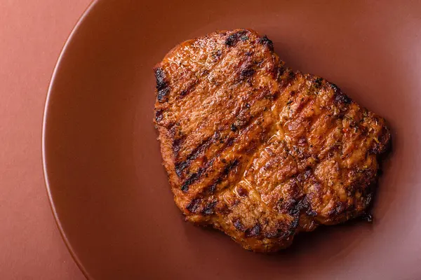 Et, biftek, ızgarada pişirilmiş sığır filetosu. Tasarımın için yemek arkaplanı olarak sulu biftek.