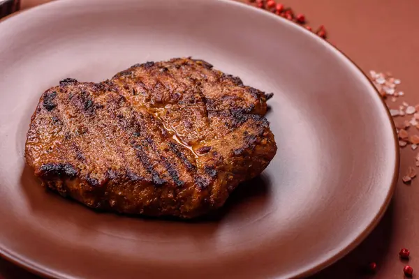 Et, biftek, ızgarada pişirilmiş sığır filetosu. Tasarımın için yemek arkaplanı olarak sulu biftek.