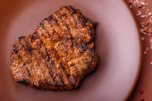 Et, biftek, ızgarada pişirilmiş sığır filetosu. Tasarımın için yemek arkaplanı olarak sulu biftek.
