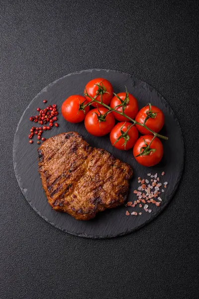 Et, biftek, ızgarada pişirilmiş sığır filetosu. Tasarımın için yemek arkaplanı olarak sulu biftek.