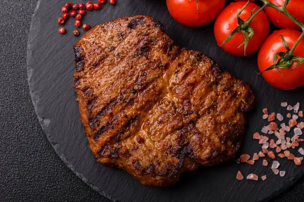 Et, biftek, ızgarada pişirilmiş sığır filetosu. Tasarımın için yemek arkaplanı olarak sulu biftek.