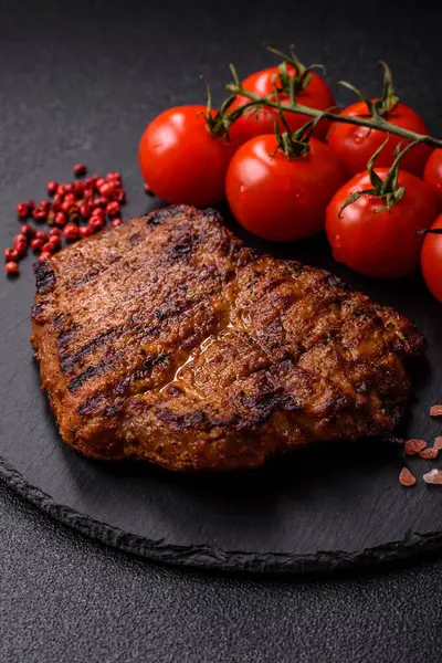 Et, biftek, ızgarada pişirilmiş sığır filetosu. Tasarımın için yemek arkaplanı olarak sulu biftek.
