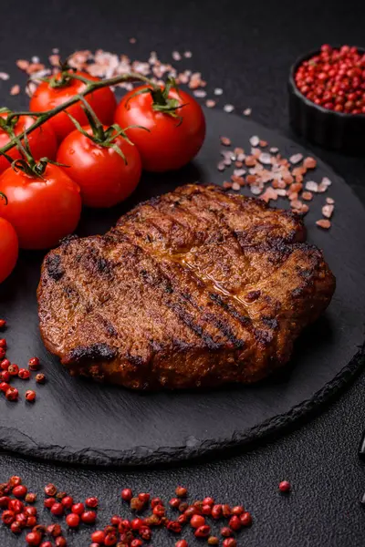 Et, biftek, ızgarada pişirilmiş sığır filetosu. Tasarımın için yemek arkaplanı olarak sulu biftek.