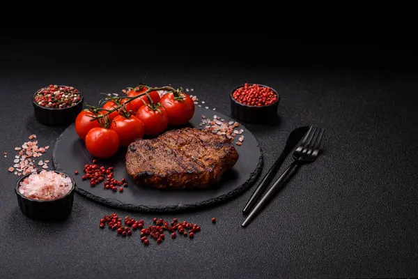Et, biftek, ızgarada pişirilmiş sığır filetosu. Tasarımın için yemek arkaplanı olarak sulu biftek.