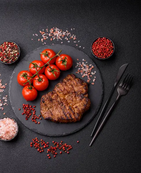 Et, biftek, ızgarada pişirilmiş sığır filetosu. Tasarımın için yemek arkaplanı olarak sulu biftek.