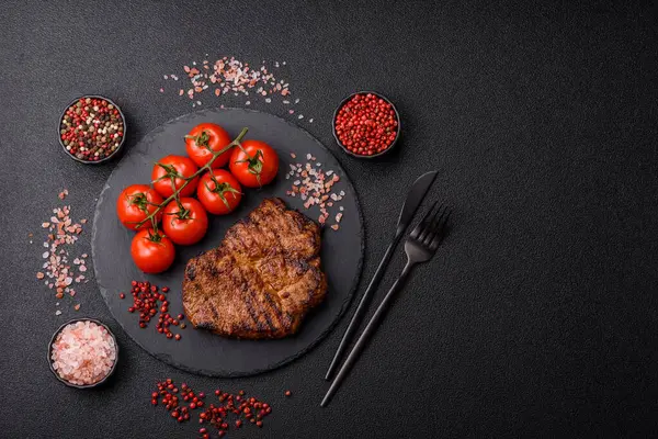Et, biftek, ızgarada pişirilmiş sığır filetosu. Tasarımın için yemek arkaplanı olarak sulu biftek.