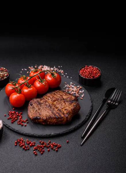Et, biftek, ızgarada pişirilmiş sığır filetosu. Tasarımın için yemek arkaplanı olarak sulu biftek.
