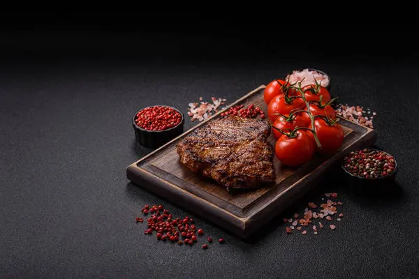 Et, biftek, ızgarada pişirilmiş sığır filetosu. Tasarımın için yemek arkaplanı olarak sulu biftek.