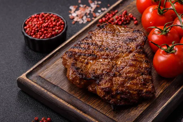 Et, biftek, ızgarada pişirilmiş sığır filetosu. Tasarımın için yemek arkaplanı olarak sulu biftek.