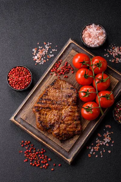 Et, biftek, ızgarada pişirilmiş sığır filetosu. Tasarımın için yemek arkaplanı olarak sulu biftek.