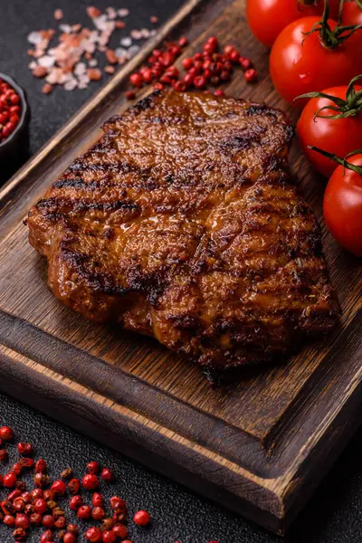 Et, biftek, ızgarada pişirilmiş sığır filetosu. Tasarımın için yemek arkaplanı olarak sulu biftek.