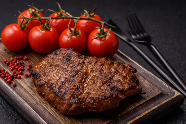 Et, biftek, ızgarada pişirilmiş sığır filetosu. Tasarımın için yemek arkaplanı olarak sulu biftek.