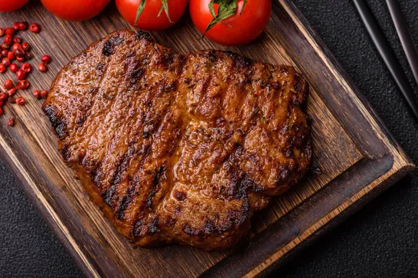 Et, biftek, ızgarada pişirilmiş sığır filetosu. Tasarımın için yemek arkaplanı olarak sulu biftek.