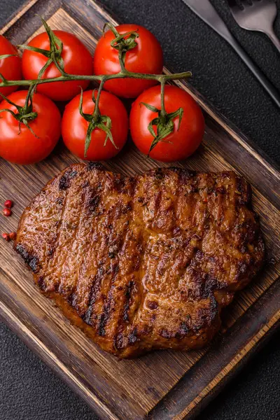 Et, biftek, ızgarada pişirilmiş sığır filetosu. Tasarımın için yemek arkaplanı olarak sulu biftek.
