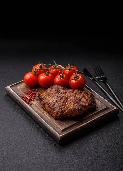 Et, biftek, ızgarada pişirilmiş sığır filetosu. Tasarımın için yemek arkaplanı olarak sulu biftek.