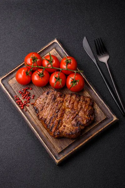 Et, biftek, ızgarada pişirilmiş sığır filetosu. Tasarımın için yemek arkaplanı olarak sulu biftek.