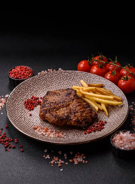 Et, biftek, ızgarada pişirilmiş sığır filetosu. Tasarımın için yemek arkaplanı olarak sulu biftek.
