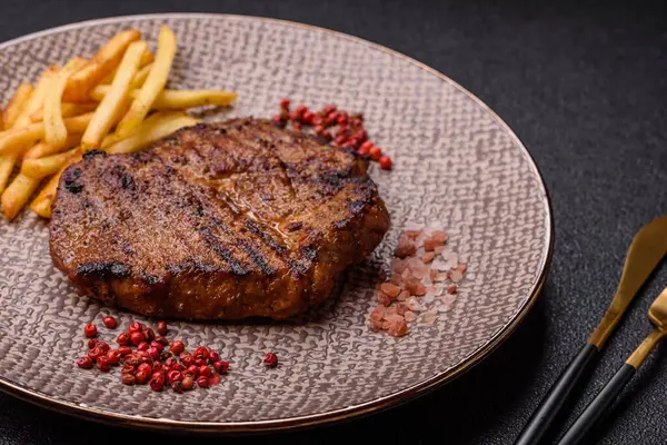 Et, biftek, ızgarada pişirilmiş sığır filetosu. Tasarımın için yemek arkaplanı olarak sulu biftek.