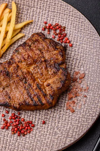 Et, biftek, ızgarada pişirilmiş sığır filetosu. Tasarımın için yemek arkaplanı olarak sulu biftek.