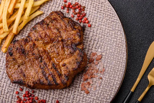 Et, biftek, ızgarada pişirilmiş sığır filetosu. Tasarımın için yemek arkaplanı olarak sulu biftek.