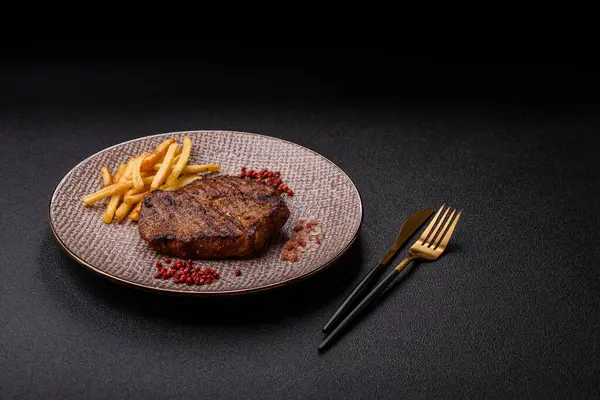 Et, biftek, ızgarada pişirilmiş sığır filetosu. Tasarımın için yemek arkaplanı olarak sulu biftek.