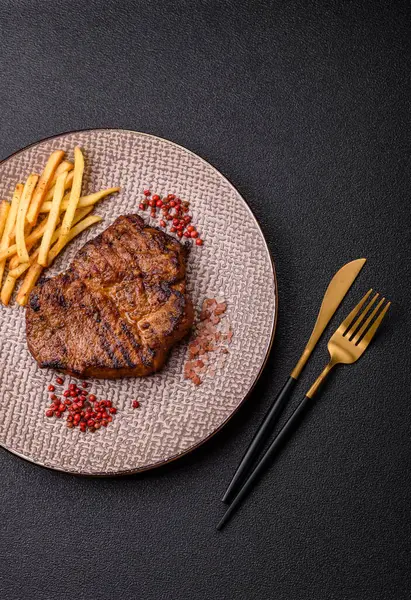 Et, biftek, ızgarada pişirilmiş sığır filetosu. Tasarımın için yemek arkaplanı olarak sulu biftek.