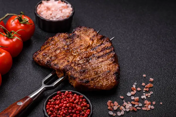 Et, biftek, ızgarada pişirilmiş sığır filetosu. Tasarımın için yemek arkaplanı olarak sulu biftek.