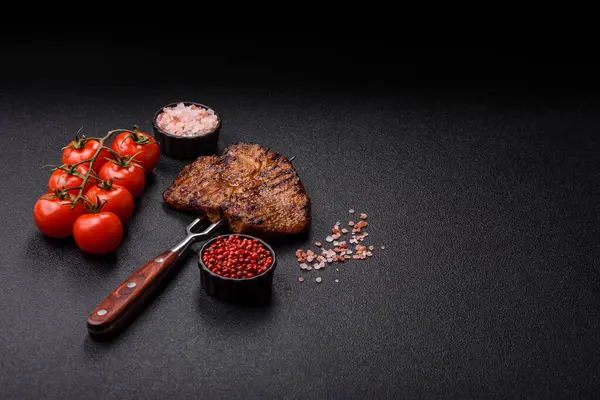 Et, biftek, ızgarada pişirilmiş sığır filetosu. Tasarımın için yemek arkaplanı olarak sulu biftek.