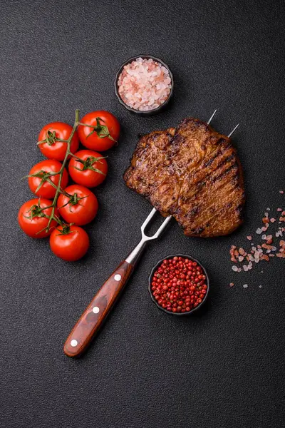 Et, biftek, ızgarada pişirilmiş sığır filetosu. Tasarımın için yemek arkaplanı olarak sulu biftek.