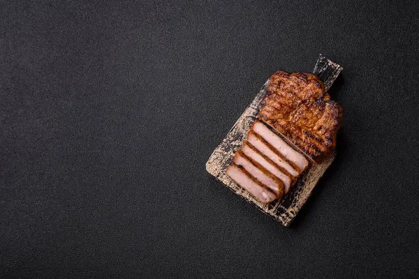 Et, biftek, ızgarada pişirilmiş sığır filetosu. Tasarımın için yemek arkaplanı olarak sulu biftek.