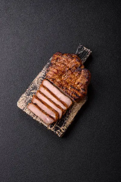 Et, biftek, ızgarada pişirilmiş sığır filetosu. Tasarımın için yemek arkaplanı olarak sulu biftek.