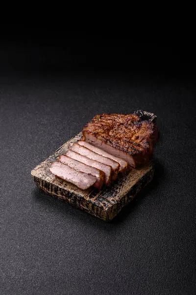 Et, biftek, ızgarada pişirilmiş sığır filetosu. Tasarımın için yemek arkaplanı olarak sulu biftek.