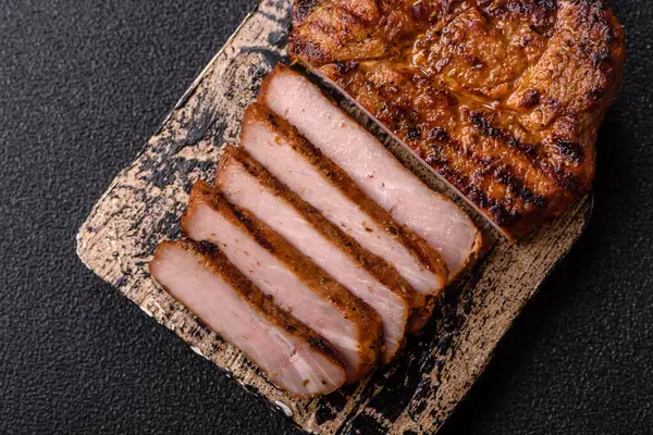 Et, biftek, ızgarada pişirilmiş sığır filetosu. Tasarımın için yemek arkaplanı olarak sulu biftek.