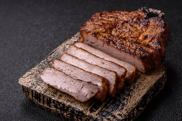 Et, biftek, ızgarada pişirilmiş sığır filetosu. Tasarımın için yemek arkaplanı olarak sulu biftek.