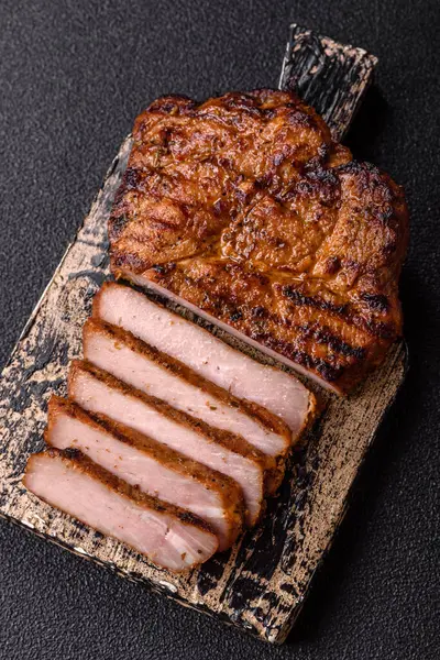 Et, biftek, ızgarada pişirilmiş sığır filetosu. Tasarımın için yemek arkaplanı olarak sulu biftek.