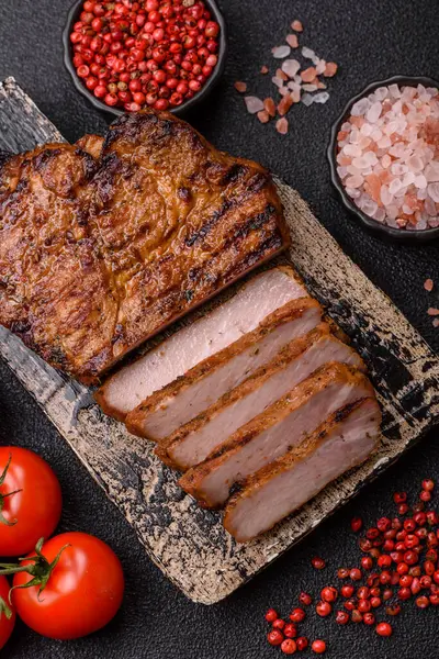 Et, biftek, ızgarada pişirilmiş sığır filetosu. Tasarımın için yemek arkaplanı olarak sulu biftek.