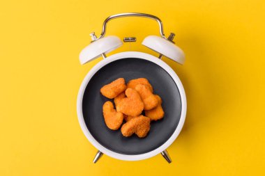 Tavuk nugget, soslu kızarmış yemek. Kaliteli çalar saat üzerinde fast food konsepti